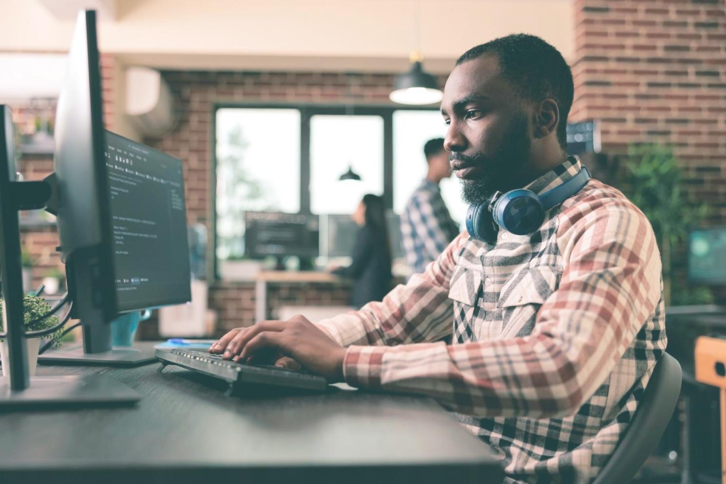 Zespół dakexii przy pracy nad dashboardem finansowym